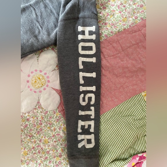 Hollister Sweater - Picture 2 of 5